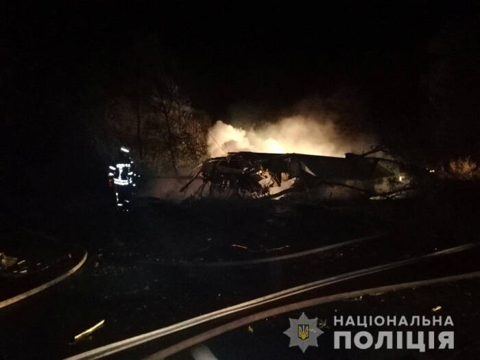 REUTERS/NATIONAL POLICE OF UKRAINE Tim penyelamat memeriksa puing-puing pesawat militer Ukraina Antonov An-26 setelah jatuh di luar kota Chuhuiv, Ukraina