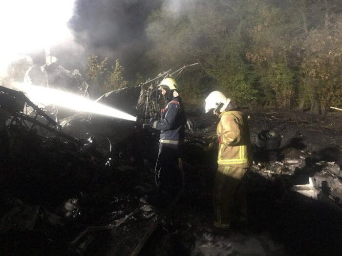 REUTERS/STATE EMERGENCY SERVICE OF UKRAI Tim penyelamat bekerja di lokasi kecelakaan pesawat militer Ukraina Antonov An-26 di luar kota Chuhuiv, Ukraina