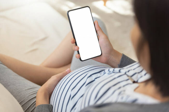 Ilustrasi paparan gawai ibu hamil (Freepik) cara mengatasi susah tidur malam hari insomnia bagi ibu hamil
