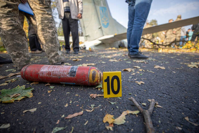 REUTERS/Ministry of Internal Affairs of Penyelidik bekerja di lokasi kecelakaan pesawat militer Ukraina Antonov An-26 di luar Chuhuiv, Ukraina