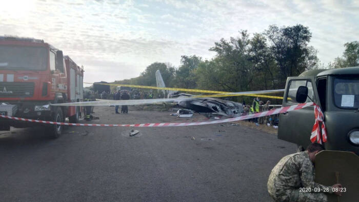 REUTERS/STATE EMERGENCY SERVICE OF UKRAI Penyelidik bekerja di lokasi kecelakaan pesawat militer Ukraina Antonov An-26 di luar Chuhuiv, Ukraina