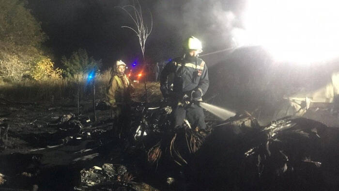 REUTERS/STATE EMERGENCY SERVICE OF UKRAI Tim penyelamat bekerja di lokasi kecelakaan pesawat militer Ukraina Antonov An-26 di luar kota Chuhuiv, Ukraina