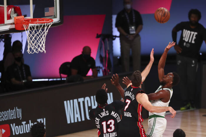 Guard Boston Celtics Kemba Walker (8) menembak (REUTERS/Kim Klement) Guard Boston Celtics Kemba Walker (8) menembak