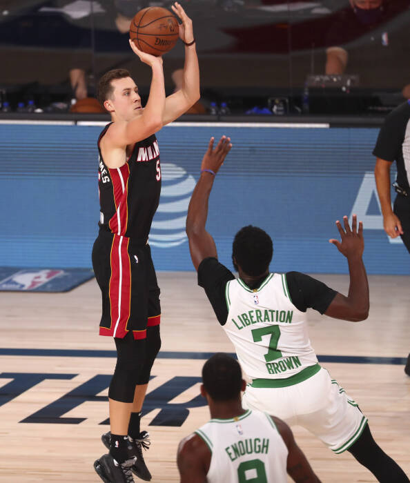 Guard Miami Heat Duncan Robinson (55) menembak (REUTERS/Kim Klement) Guard Miami Heat Duncan Robinson (55) menembak