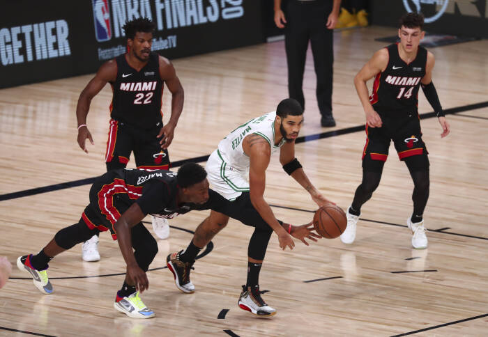 Penyerang Miami Heat Bam Adebayo (13) berebut bola melalui dribel oleh penyerang Boston Celtics Jayson Tatum (0). REUTERS/Kim Klement Penyerang Miami Heat Bam Adebayo (13) berebut bola melalui dribel oleh penyerang Boston Celtics Jayson Tatum (0)
