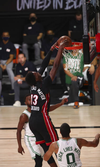 Penyerang Miami Heat Bam Adebayo (13) melakukan dunks (REUTERS/Kim Klement) Penyerang Miami Heat Bam Adebayo (13) melakukan dunks