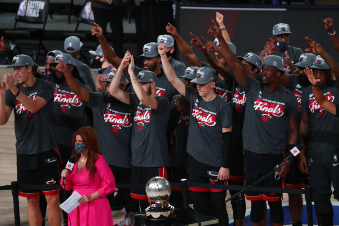 Miami Heat bertepuk tangan saat mereka menerima trofi Kejuaraan Wilayah Timur (REUTERS/Kim Klement) Miami Heat bertepuk tangan saat mereka menerima trofi Kejuaraan Wilayah Timur