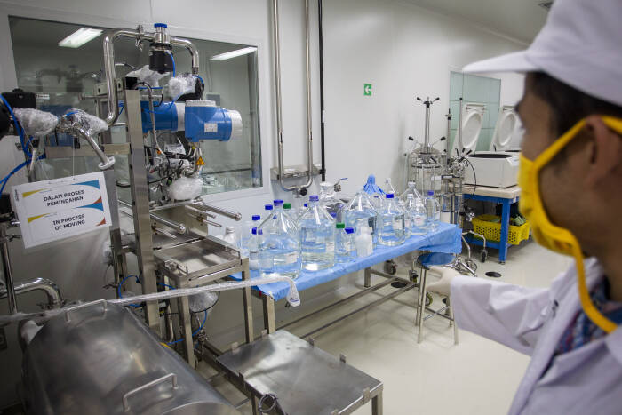 Peneliti beraktivitas di ruang riset vaksin Merah Putih di kantor Bio Farma, Bandung, Jawa Barat, Rabu (12/8/2020). (Photo/ANTARA FOTO/Dhemas Reviyanto) vaksin