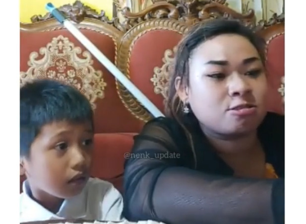 Sang ibu emosi ajari anaknya belajar online (Instagram/@nenk_update) viral, belajar online, ibu emosi ajari belajar online