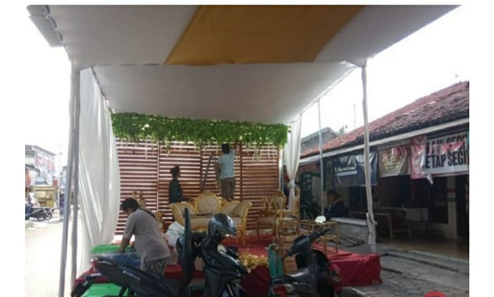 Pelaminan yang tadinya untuk Angsori dan Finda kembali dibongkar. (Ist) Ist