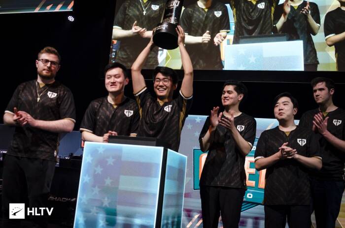 Sam "s0m?" Oh saat mengangkat piala DreamHack Open Anaheim (photo/HLTV) Sam "s0m?" Oh saat mengangkat piala DreamHack Open Anaheim
