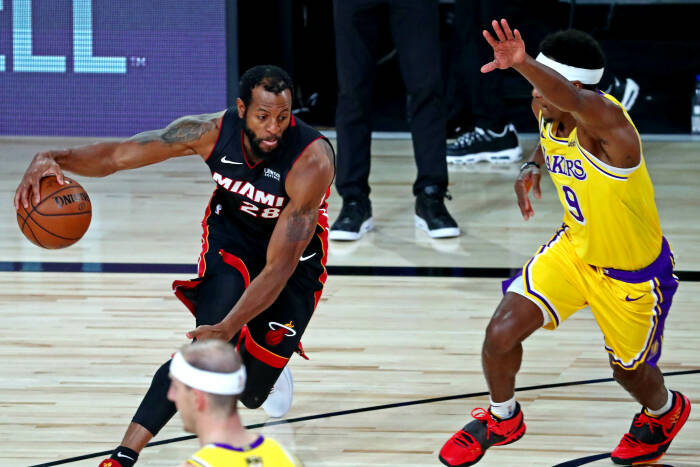 Penjaga Miami Heat Andre Iguodala (28) menuju ke keranjang (REUTERS/Kim Klement) Penjaga Miami Heat Andre Iguodala (28) menuju ke keranjang