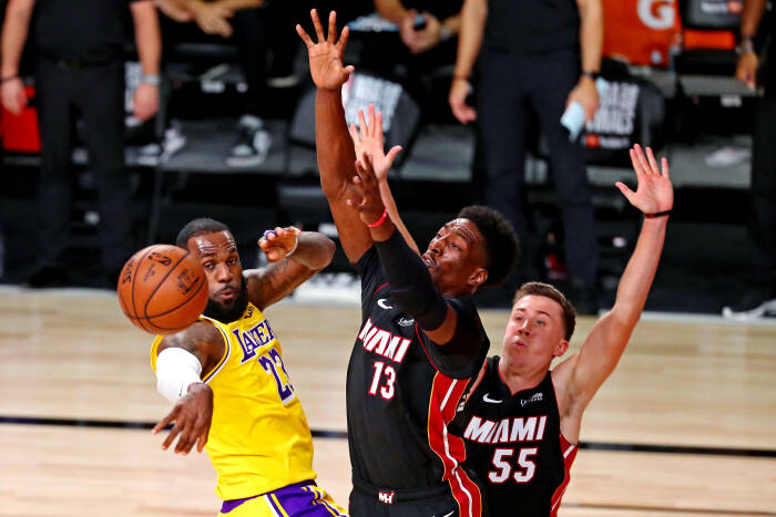 Penyerang Los Angeles Lakers LeBron James (23) mengoper bola (REUTERS/Kim Klement) Penyerang Los Angeles Lakers LeBron James (23) mengoper bola