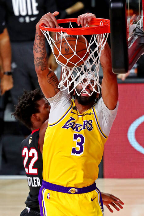 Penyerang Los Angeles Lakers Anthony Davis (3) melakukan dunks (REUTERS/Kim Klement) Penyerang Los Angeles Lakers Anthony Davis (3) melakukan dunks