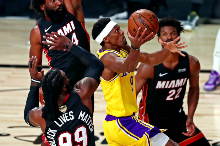 Penjaga Los Angeles Lakers Rajon Rondo (9) menuju ke keranjang (REUTERS/Kim Klement) Penjaga Los Angeles Lakers Rajon Rondo (9) menuju ke keranjang