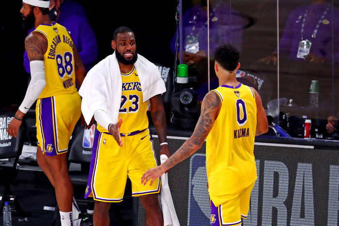 Penyerang Los Angeles Lakers, LeBron James (23) melakukan selebrasi dengan penyerang Kyle Kuzma (0). REUTERS/Kim Klement Penyerang Los Angeles Lakers, LeBron James (23) melakukan selebrasi dengan penyerang Kyle Kuzma (0)
