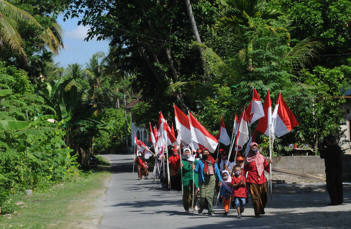 ANTARA FOTO/Aloysius Jarot Nugroho Sejumlah warga mengikuti kirab Bendera Merah Putih Hari Kesaktian Pancasila di Krakitan, Bayat, Klaten, Jawa Tengah