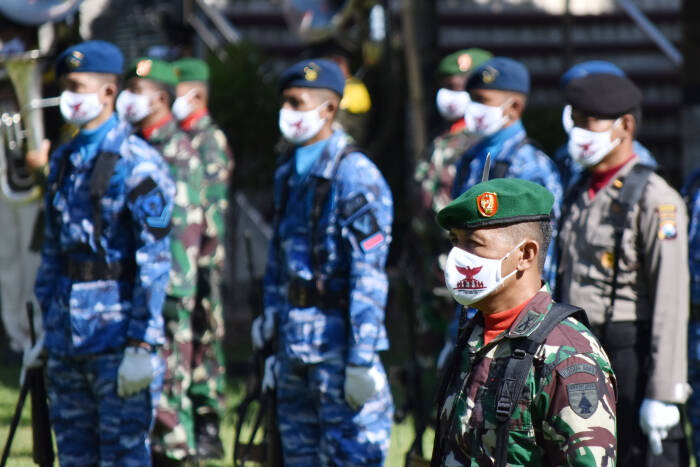 Peserta dengan memakai masker mengikuti upacara peringatan Hari Kesaktian Pancasila di areal Monumen Korban Keganasan Partai Komunis Indonesia (PKI) di Kresek, Kabupaten Madiun, Jawa Timur, Kamis (1/10/2020). ANTARA FOTO/Siswowidodo Peserta dengan memakai masker mengikuti upacara peringatan Hari Kesaktian Pancasila di areal Monumen Korban Keganasan Partai Komunis Indonesia (PKI) di Kresek, Kabupaten Madiun, Jawa Timur, Kamis (1/10/2020).