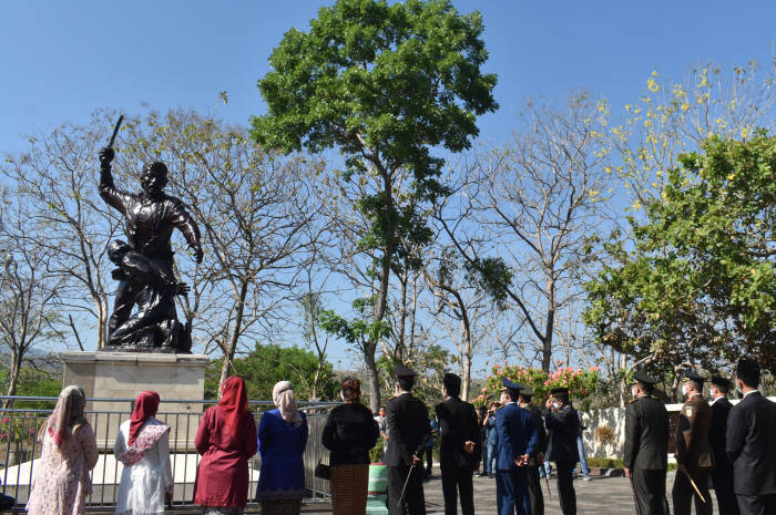 Sejumlah orang mengamati patung keganasan Partai Komunis Indonesia (PKI) seusai mengikuti upacara peringatan Hari Kesaktian Pancasila di areal Monumen Korban Keganasan PKI di Kresek, Kabupaten Madiun, Jawa Timur, Kamis (1/10/2020). ANTARA FOTO/Siswowidodo Sejumlah orang mengamati patung keganasan Partai Komunis Indonesia (PKI) seusai mengikuti upacara peringatan Hari Kesaktian Pancasila di areal Monumen Korban Keganasan PKI di Kresek, Kabupaten Madiun, Jawa Timur, Kamis (1/10/2020).
