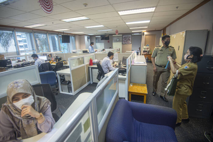 Dua petugas dari Pemerintah Provinsi (Pemprov) DKI Jakarta (kanan) menginspeksi mendadak perkantoran yang beroperasi meski ada karyawannya positif COVID-19 (ANTARA FOTO/Aditya Pradana Putra) Dua petugas dari Pemerintah Provinsi (Pemprov) DKI Jakarta (kanan) menginspeksi mendadak perkantoran yang beroperasi meski ada karyawannya positif COVID-19