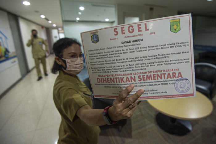 Petugas dari Pemerintah Provinsi (Pemprov) DKI Jakarta menunjukkan stiker segel (ANTARA FOTO/Aditya Pradana Putra) Petugas dari Pemerintah Provinsi (Pemprov) DKI Jakarta menunjukkan stiker segel