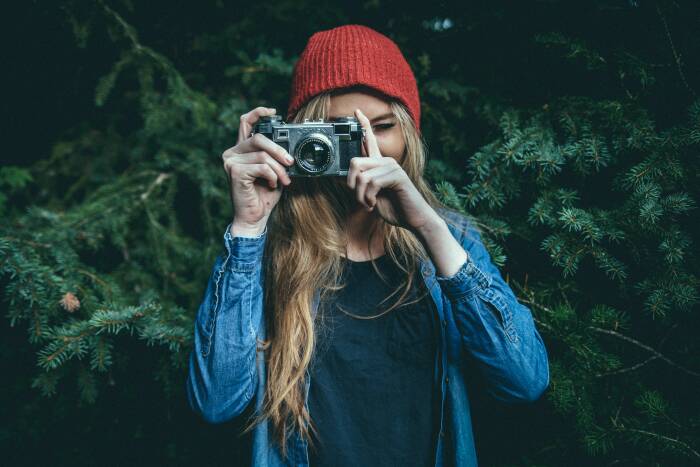 Ilustrasi wanita memotret. (Unsplash/@b3njamin) kamera untuk hadiah wanita yang suka travelling