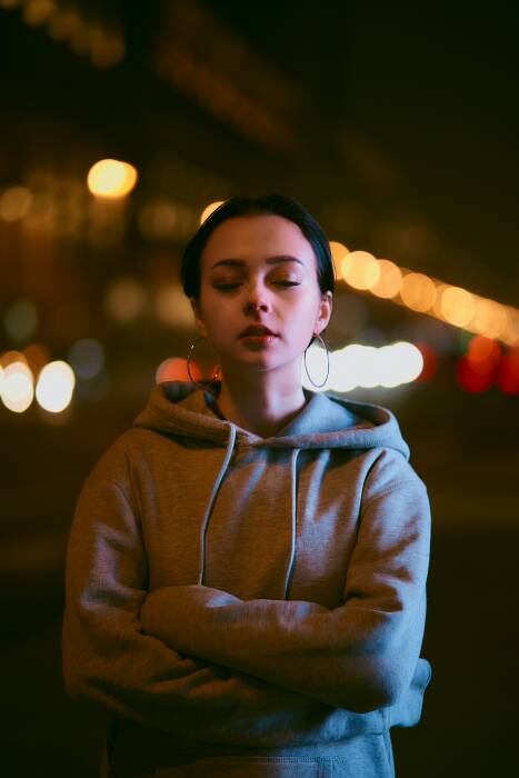 Ilustrasi wanita memakai sweater. (Unsplash/@fearvi) sweater untuk hadiah bagi wanita yang suka travelling