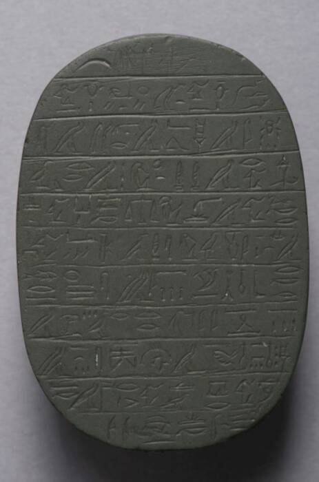 Jimat kumbang scarab dengan hieroglif. (archaeologicalmuseum.jhu.edu) Jimat kumbang scarab dengan hieroglif.