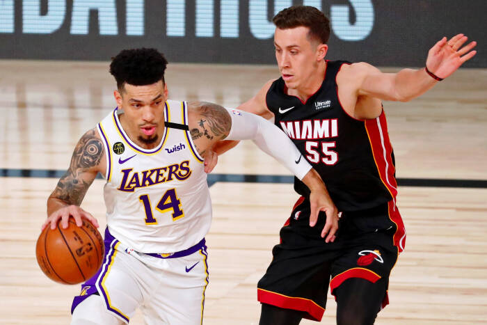 Guard Los Angeles Lakers Danny Green (14) menggiring bola melawan guard Miami Heat Duncan Robinson (55). REUTERS/Kim Klement Guard Los Angeles Lakers Danny Green (14) menggiring bola melawan guard Miami Heat Duncan Robinson (55)