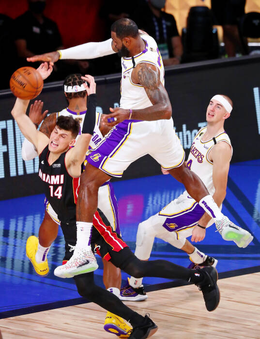 Penyerang Los Angeles Lakers, LeBron James (23) memblok tembakan guard Miami Heat Tyler Herro (14). REUTERS/Kim Klement Penyerang Los Angeles Lakers, LeBron James (23) memblok tembakan guard Miami Heat Tyler Herro (14)