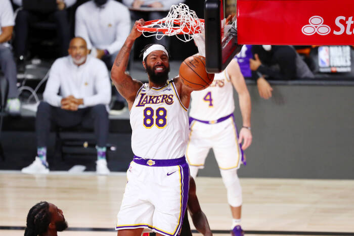 Penyerang Los Angeles Lakers Markieff Morris (88) melakukan dunks (REUTERS/Kim Klement) Penyerang Los Angeles Lakers Markieff Morris (88) melakukan dunks
