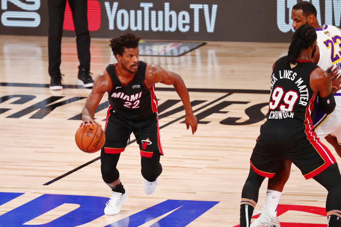 Penyerang Miami Heat Jimmy Butler (22) menggiring bola (REUTERS/Kim Klement) Penyerang Miami Heat Jimmy Butler (22) menggiring bola
