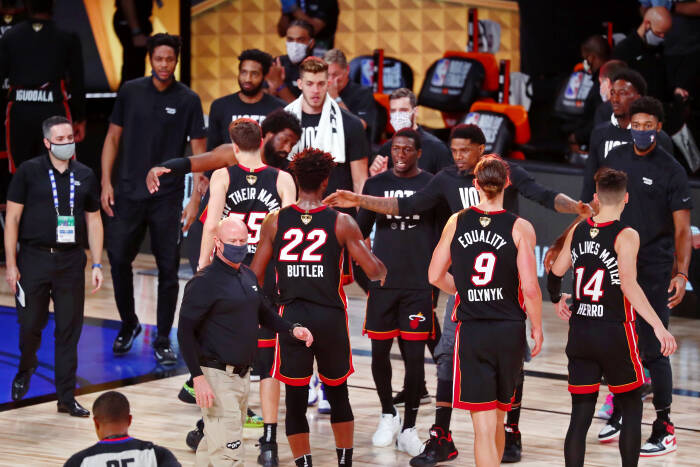 Penyerang Miami Heat Jimmy Butler (22) merayakan kemenangan mereka bersama rekan satu timnya atas Los Angeles Lakers dalam pertandingan ketiga Final NBA 2020 (REUTERS/Kim Klement) Penyerang Miami Heat Jimmy Butler (22) merayakan kemenangan mereka bersama rekan satu timnya atas Los Angeles Lakers dalam pertandingan ketiga Final NBA 2020