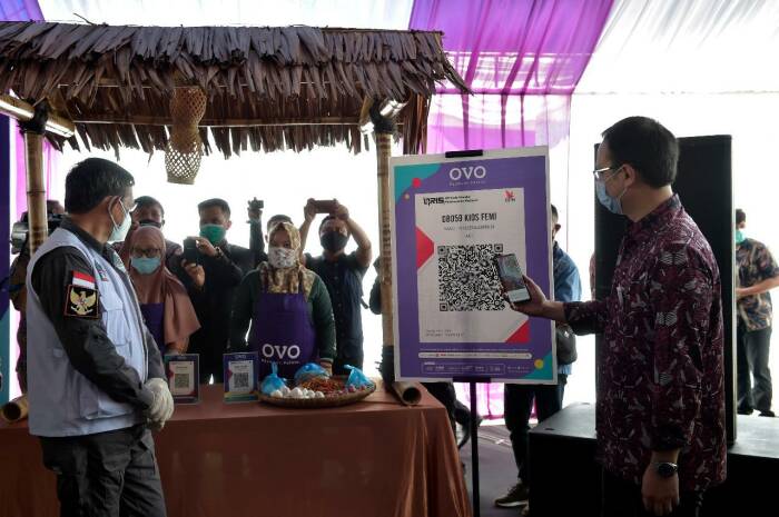 Wamendag Jerry Sambuaga menyosialisasikan sistem pembayaran non tunai di Pasar Bersehati, Kota Manado, Sulut. (Biro Humas Kemendag) wamendag, jerry sambuaga, sistem pembayaran non tunai,