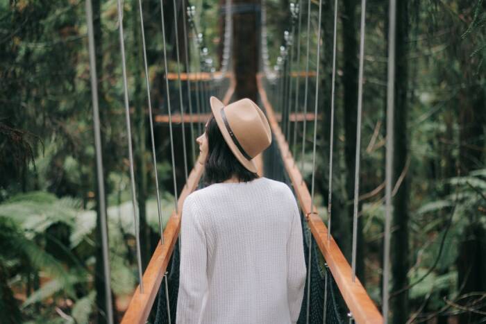 Ilustrasi wanita bertopi (Unsplash/@aaronbirch) tips merawat kulit wajah bagi remaja perempuan rentan berjerawat