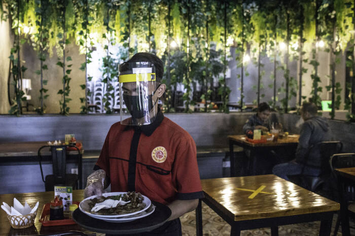 Pramusaji membawa piring kotor di restoran Bebek Kaleyo, Kemanggisan, Jakarta, Senin (12/10/2020). ANTARA FOTO/Aprillio Akbar Pramusaji membawa piring kotor di restoran Bebek Kaleyo, Kemanggisan, Jakarta, Senin (12/10/2020).