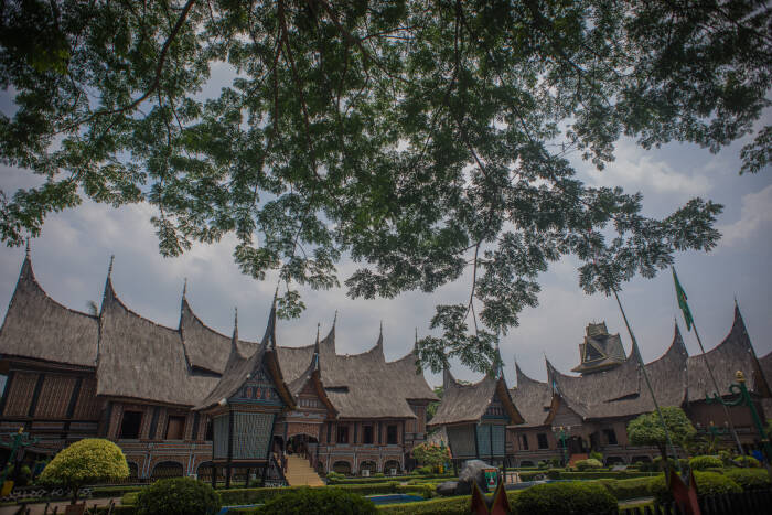 Anjungan Provinsi Sumatera Barat sepi dari kunjungan wisatawan di Taman Mini Indonesia Indah (TMII), Jakarta, Selasa (13/10/2020). ANTARA FOTO/Aprillio Akbar Anjungan Provinsi Sumatera Barat sepi dari kunjungan wisatawan di Taman Mini Indonesia Indah (TMII), Jakarta, Selasa (13/10/2020).