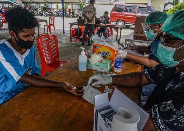 Petugas mengambil sampel darah seorang warga di posko Dinas Kesehatan (Dinkes) Provinsi Papua, Kota Jayapura, Kamis (15/10/2020). ANTARA FOTO/Indrayadi TH Petugas mengambil sampel darah seorang warga di posko Dinas Kesehatan (Dinkes) Provinsi Papua, Kota Jayapura, Kamis (15/10/2020). ANTARA FOTO/Indrayadi TH