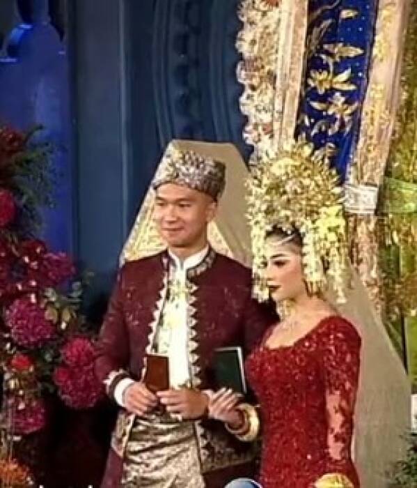 Nikita Willy dan Indra Priawan resmi menikah. (Instagram/@thebridestory) Nikita Willy