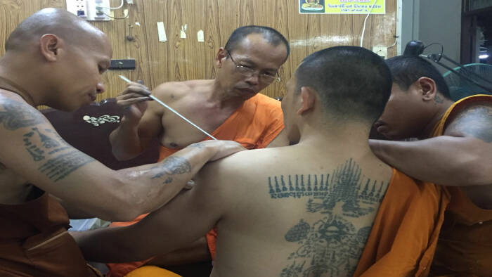 Pembuatan tato Sak Yant di Kamboja. (indiflixx.com) tato Sak Yant di Kamboja