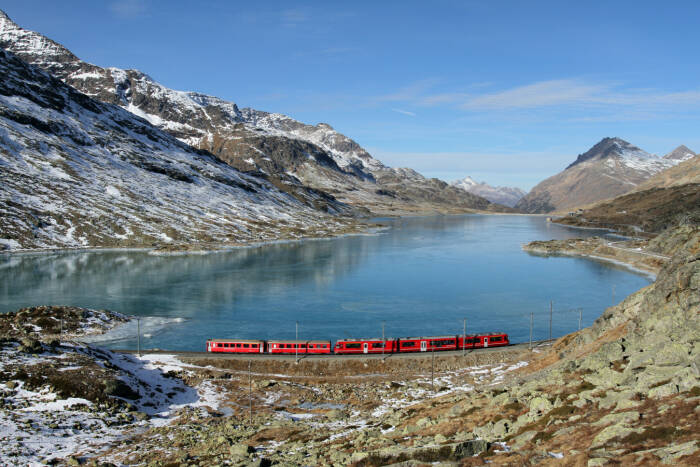 Bernina Express, Swiss. (chur.graubuenden.ch) perjalanan kereta api spektakuler di dunia