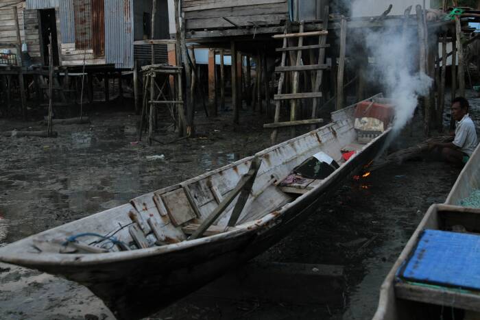 ANTARA FOTO/Jojon Nelayan Suku Bajo membakar lumut dan kotoran pada perahu dengan daun kelapa kering dalam proses perawatan