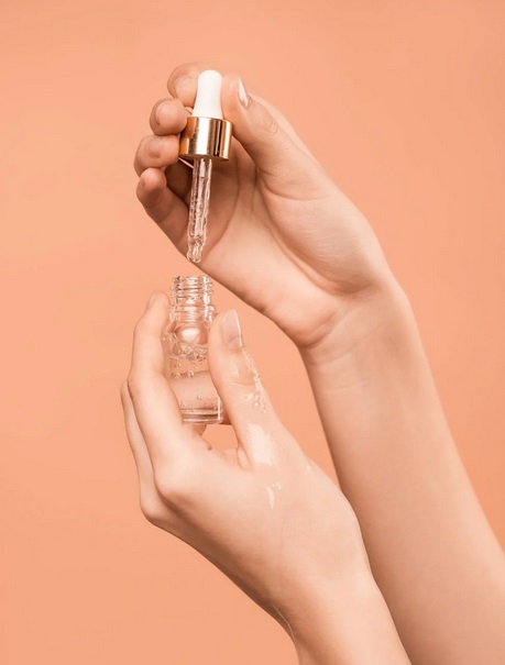 Ilustrasi menggunakan skincare. (Pexels/Shiny Diamond) Memilih skincare