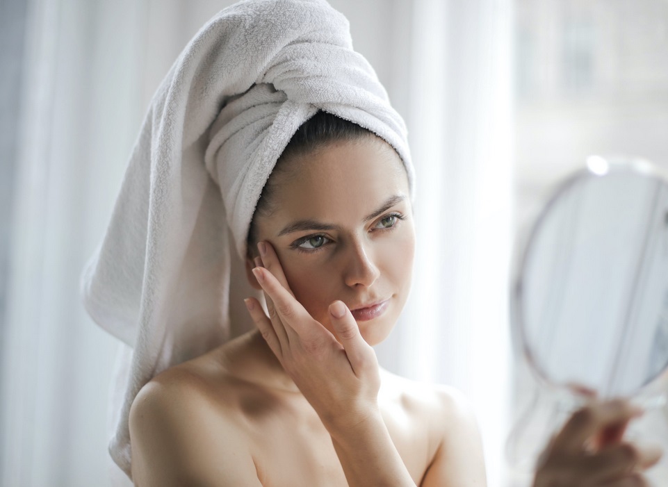 Jerawat menggunakan skincare. (Pexels/Andrea Piacquadio) Memilih skincare
