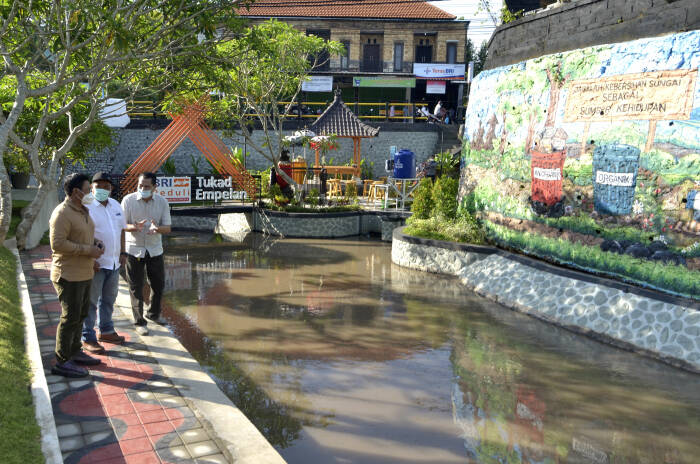 Wakil Direktur Utama BRI Catur Budi Harto (kiri) berbincang dengan tokoh masyarakat di kawasan Sungai Tukad Empelan (ANTARA FOTO/Fikri Yusuf) Wakil Direktur Utama BRI Catur Budi Harto (kiri) berbincang dengan tokoh masyarakat di kawasan Sungai Tukad Empelan