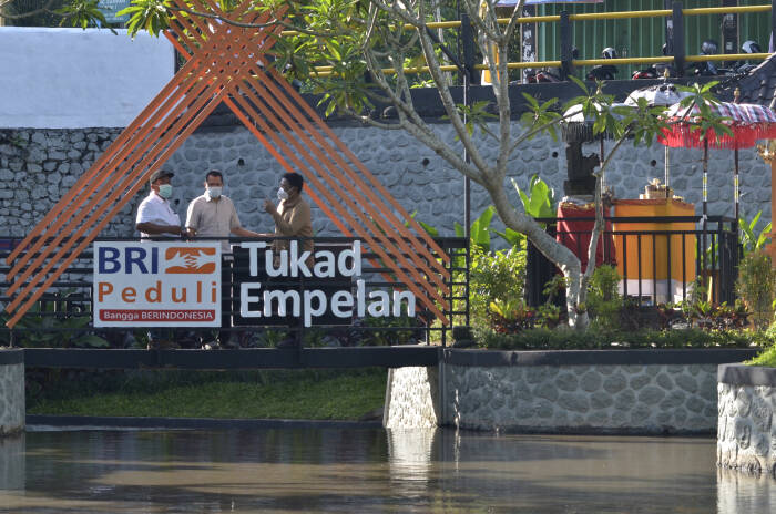 Wakil Direktur Utama BRI Catur Budi Harto (kiri) berbincang dengan tokoh masyarakat di kawasan Sungai Tukad Empelan (ANTARA FOTO/Fikri Yusuf) Wakil Direktur Utama BRI Catur Budi Harto (kiri) berbincang dengan tokoh masyarakat di kawasan Sungai Tukad Empelan (ANTARA FOTO/Fikri Yusuf)