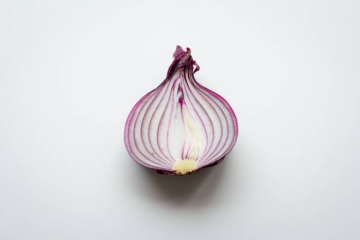 Bawang merah (Unsplash/@k8_iv) pengobatan rumahan mengatasi rambut rontok alami dengan jus bawang