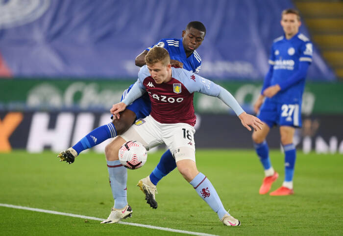 Nampalys Mendy dari Leicester City beraksi dengan pemain Aston Villa Matt Targett (REUTERS/Michael Regan) Nampalys Mendy dari Leicester City beraksi dengan pemain Aston Villa Matt Targett