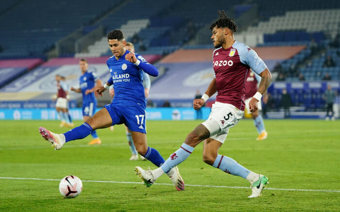 Tyrone Mings dari Aston Villa beraksi dengan Ayoze Perez dari Leicester City (REUTERS/Jon Super) Tyrone Mings dari Aston Villa beraksi dengan Ayoze Perez dari Leicester City