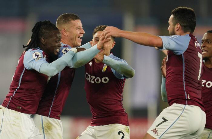 Ross Barkley dari Aston Villa merayakan mencetak gol pertama mereka dengan rekan satu tim (REUTERS/Jon Super) Ross Barkley dari Aston Villa merayakan mencetak gol pertama mereka dengan rekan satu tim